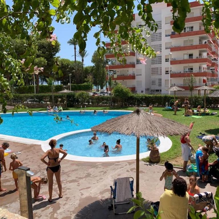 Estupendo apartamento con piscina y vistas al mar - Three-Bedroom Apartment - 1