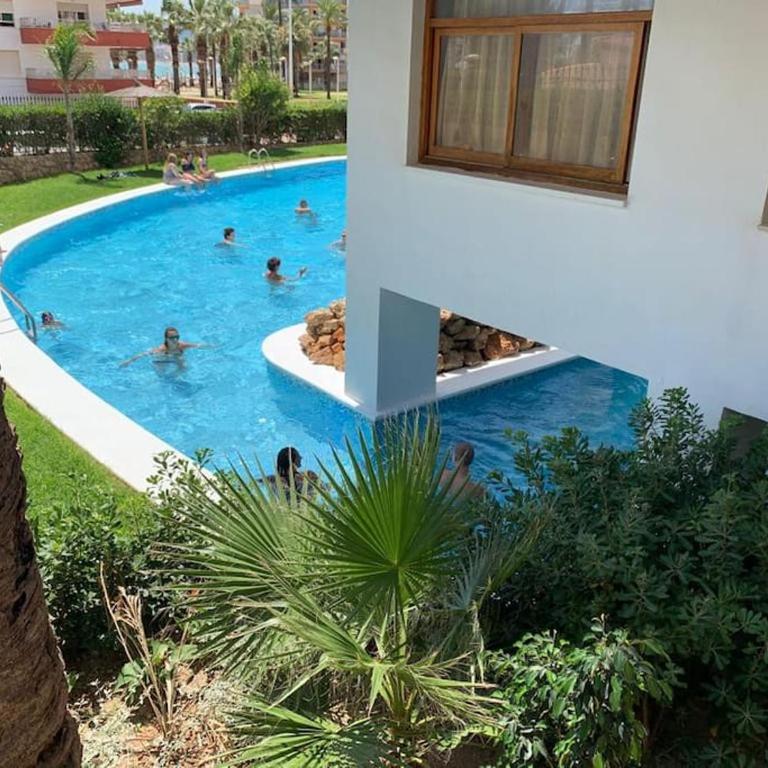 Estupendo apartamento con piscina y vistas al mar - Three-Bedroom Apartment - 4