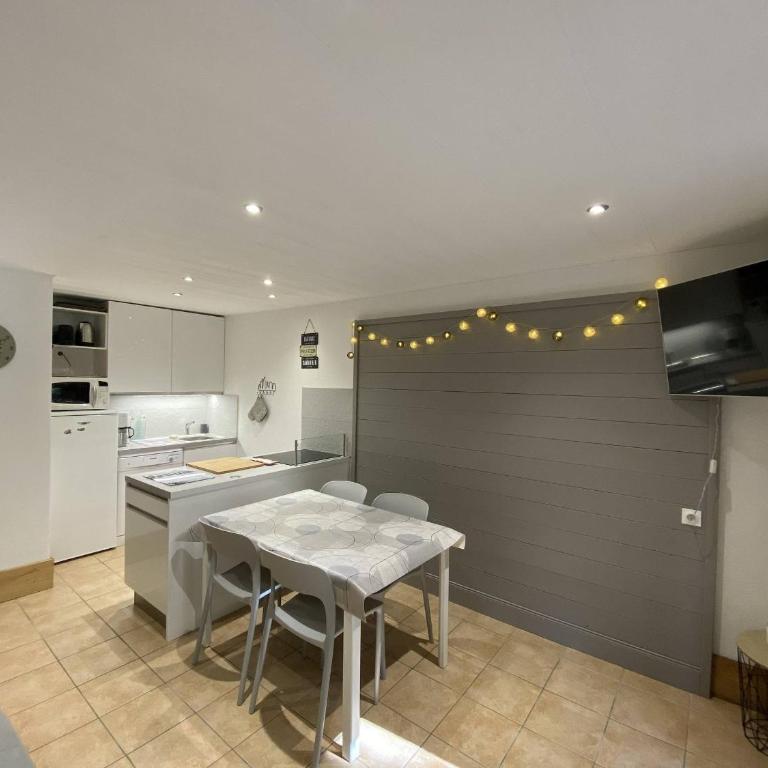 Appartement cosy 3 pièces, avec balcon et piscine, proche des pistes et commodités à La Plagne Tarentaise - Two-Bedroom Apartment - 6