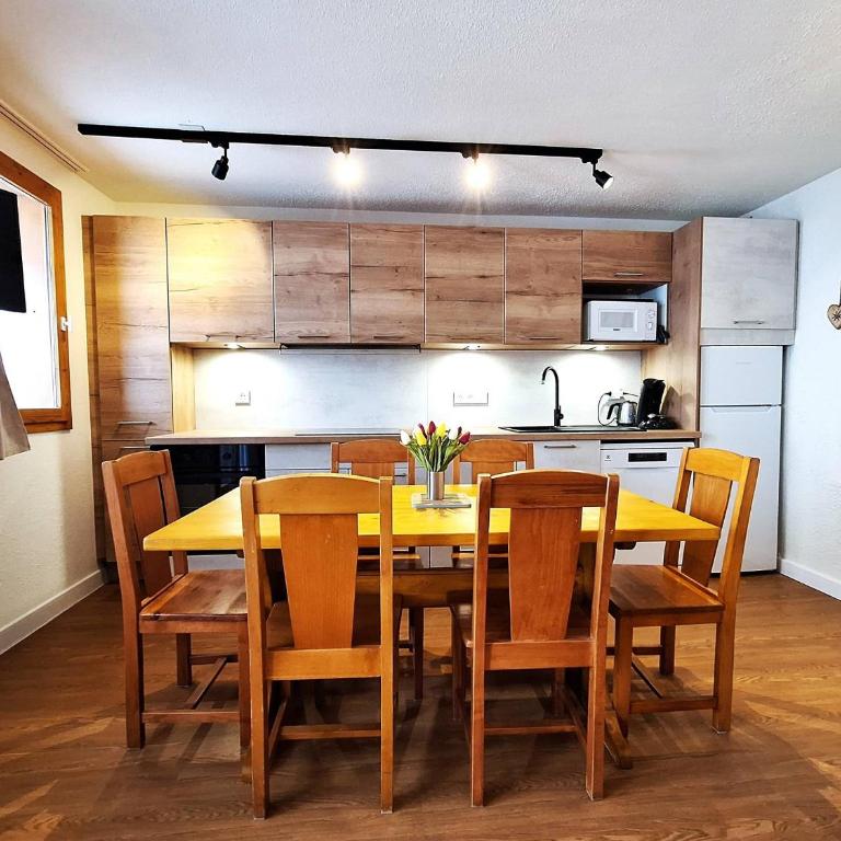 Charmant T3 avec terrasse, près des pistes, pour 6 personnes à La Plagne - Two-Bedroom Apartment - 6