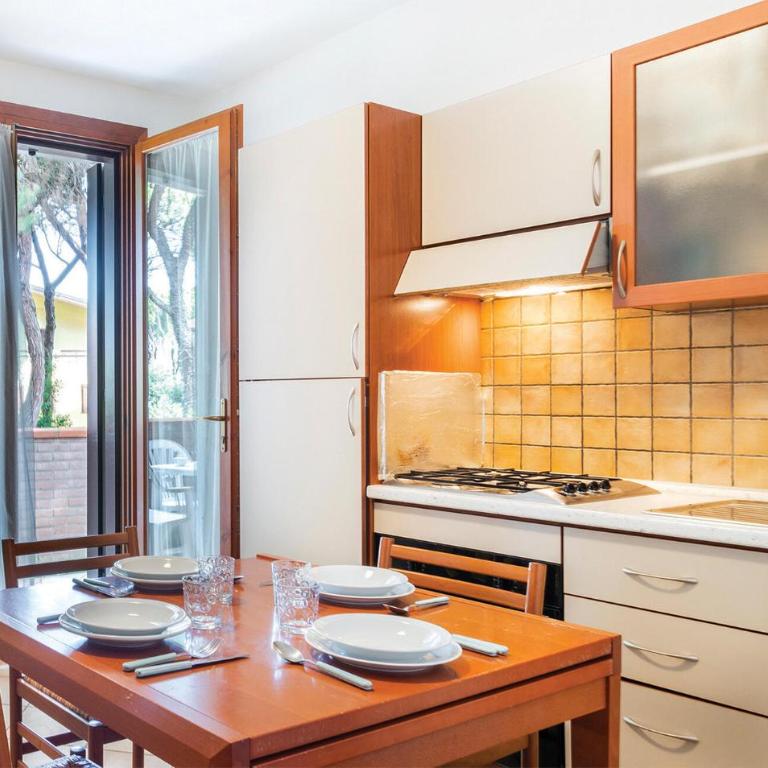 Beautiful Apartment In Rosolina Mare With Wifi - Two-Bedroom Apartment - 4