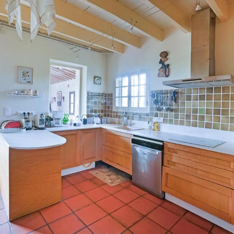 Amazing Home In Arles - Maison de Vacances 5 Chambres - 5