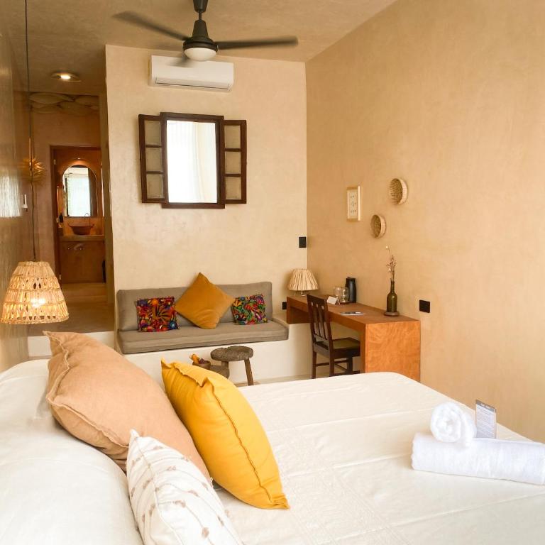 Kuka y Milpa - Habitación con cama extragrande y vistas a la piscina - 2