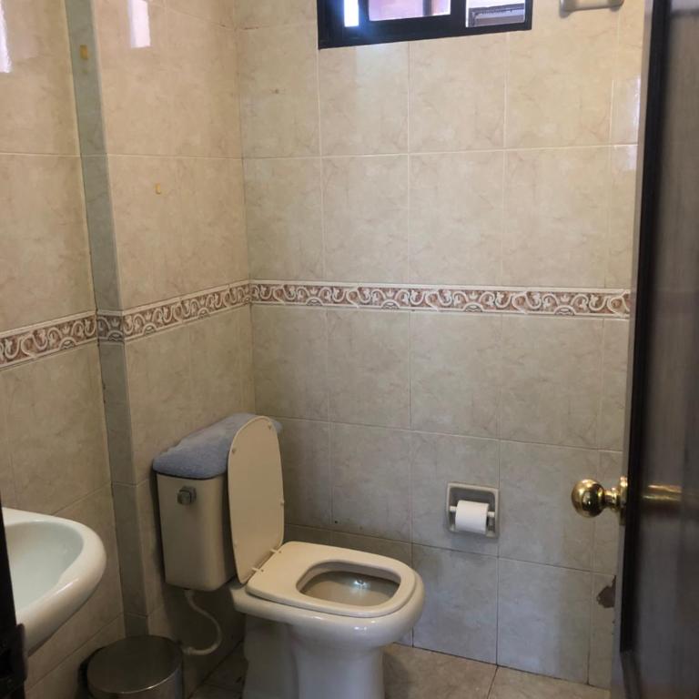 Amplio depto,parqueo,zona exclusiva - Three-Bedroom Apartment - 20