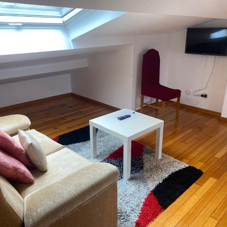 Atico en el casco histórico - Apartamento de 1 dormitorio - 2