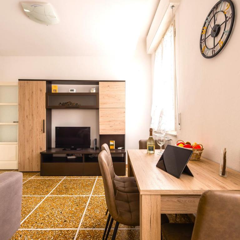Hostly-Casa Serena-Near the Town Center - One-Bedroom Apartment - 10