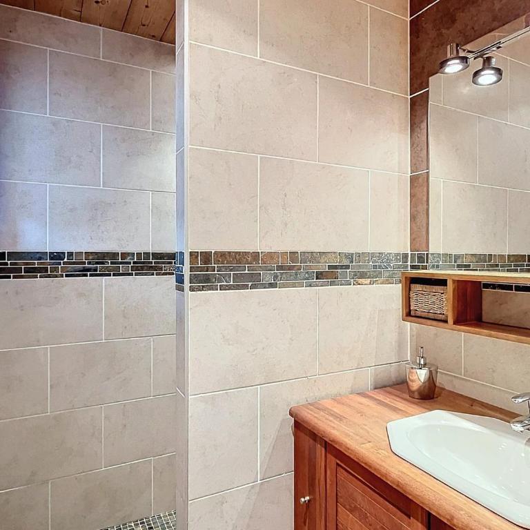 Chalet 4* chaleureux près des pistes avec parking et wifi pour 14 pers - Chalet 3 Chambres - 8