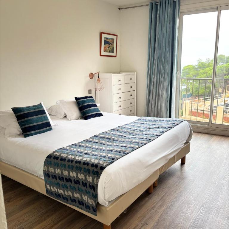 Hotel Le Bon Port - Double Room with Sea View - 140cm Double Bed - 3