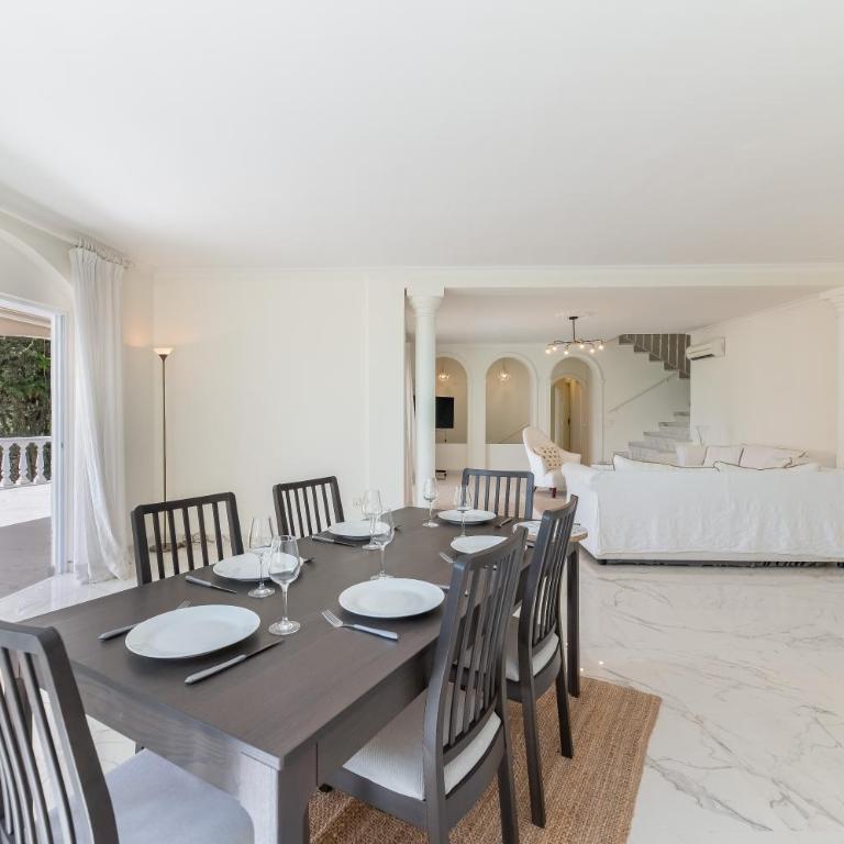 4 BDRM Andalusian Villa w Cinema & Sea Views - Villa con piscina privada - 16