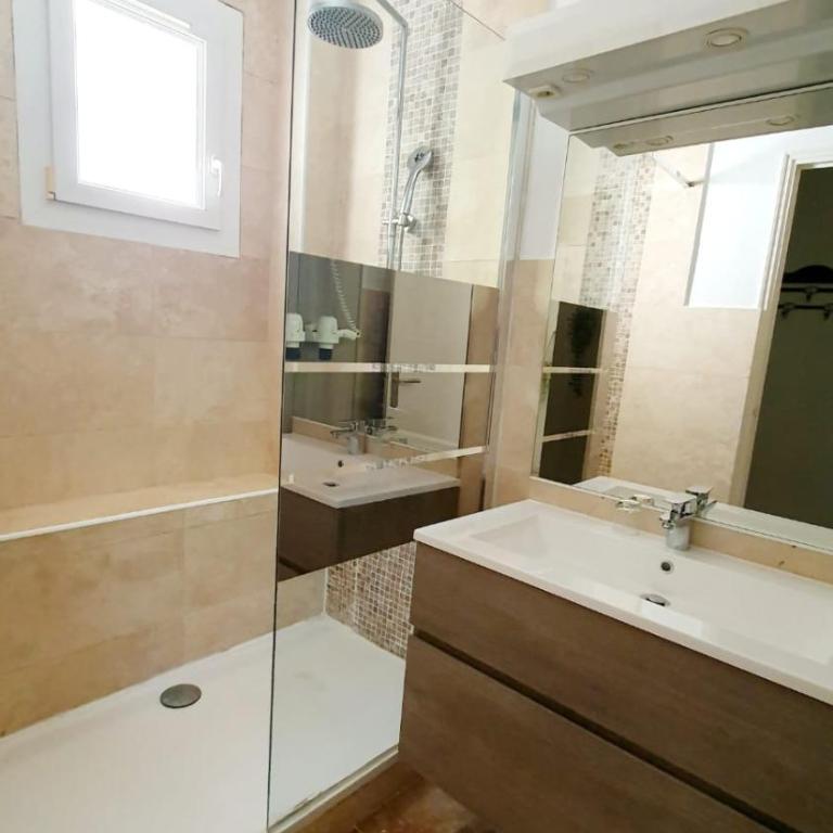 Bas de villa avec piscine - Chambre Double avec Salle de Bains Privative - 1