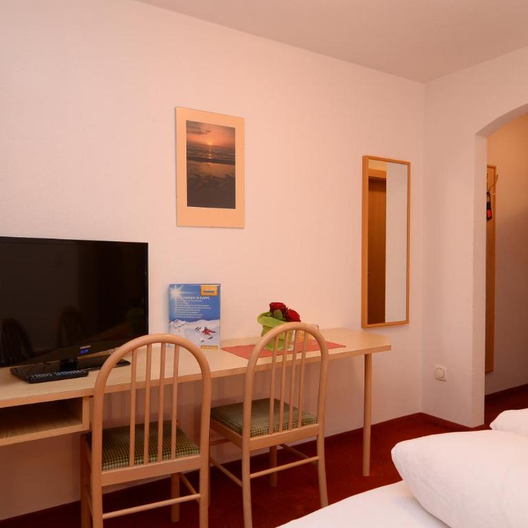 Hotel Garni DIAS - Doppelzimmer mit Zustellbett - 3