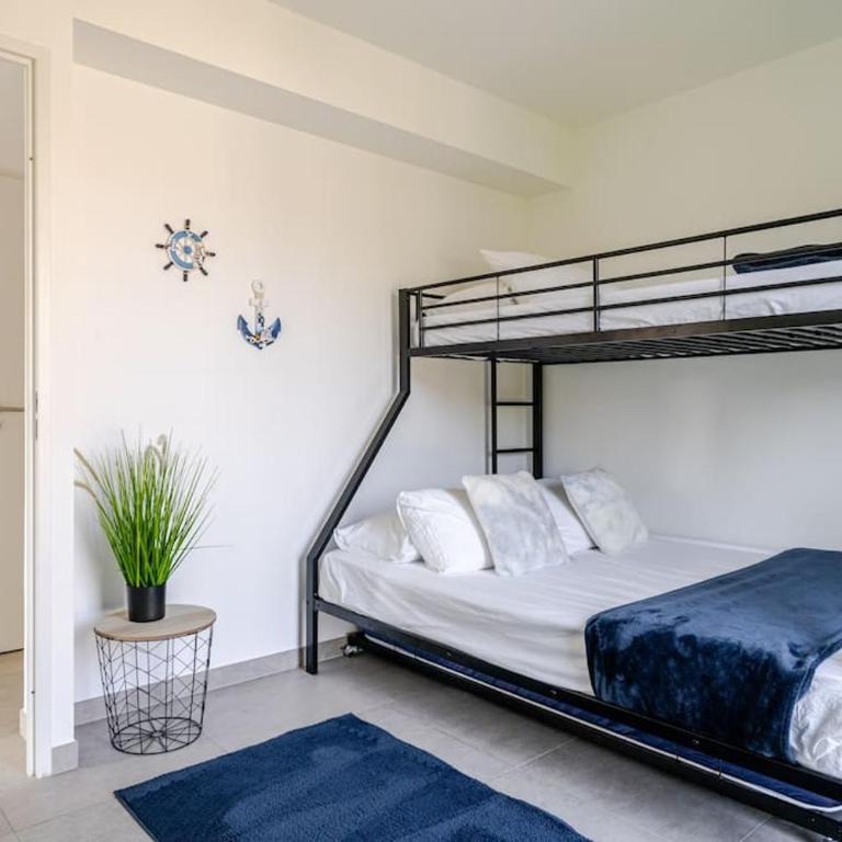 Newly Built Apartment with Pool, Walk to the Beach - Appartement - 32