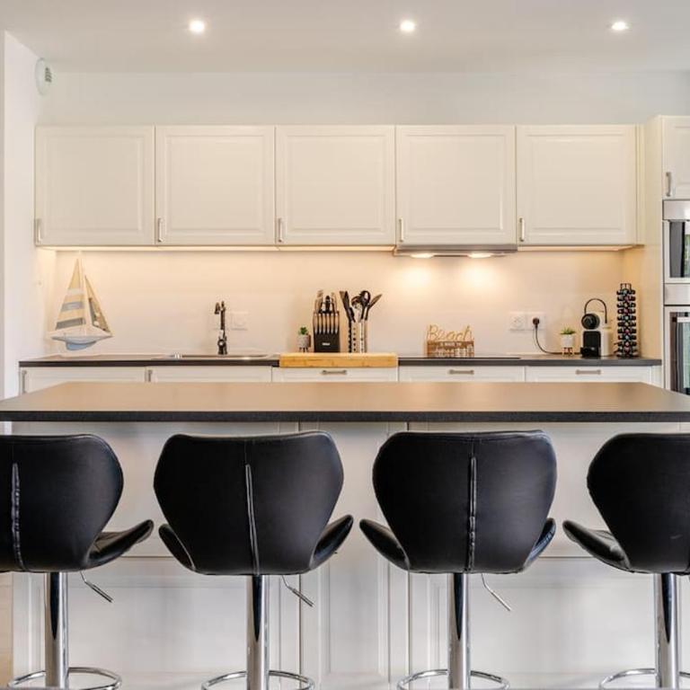 Newly Built Apartment with Pool, Walk to the Beach - Appartement - 10