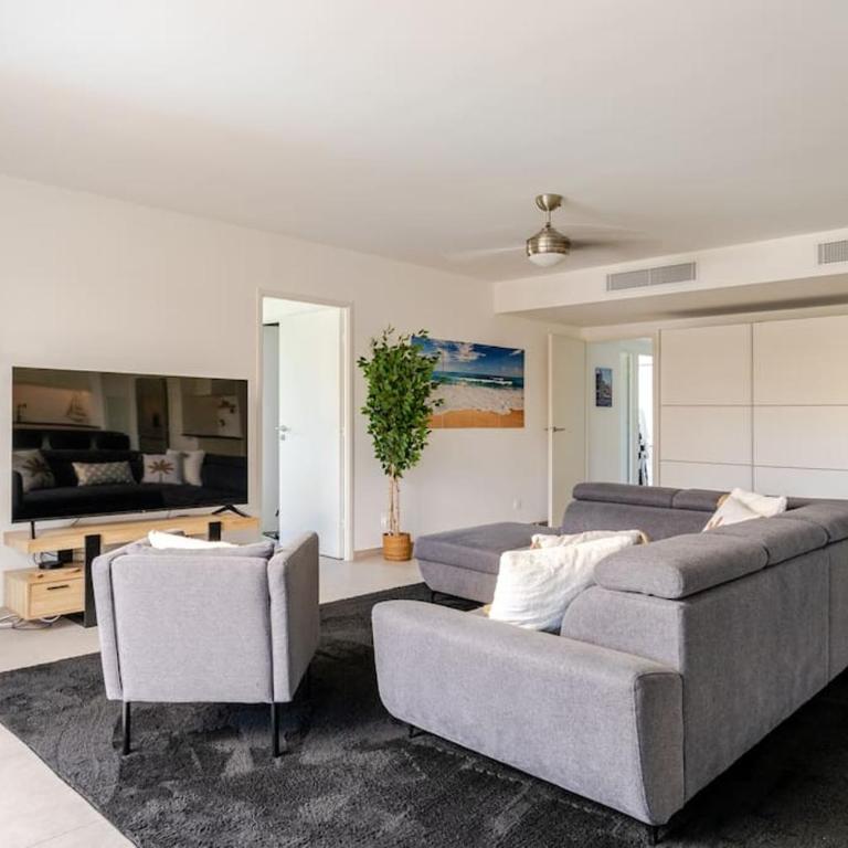 Newly Built Apartment with Pool, Walk to the Beach - Appartement - 9