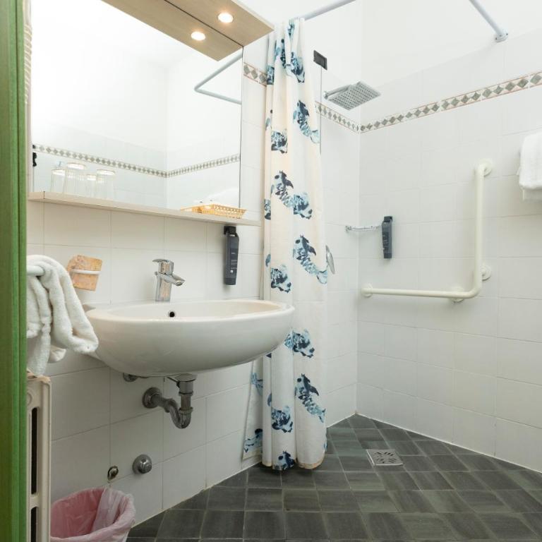 Hotel Berta - Camera Familiare Standard - 11