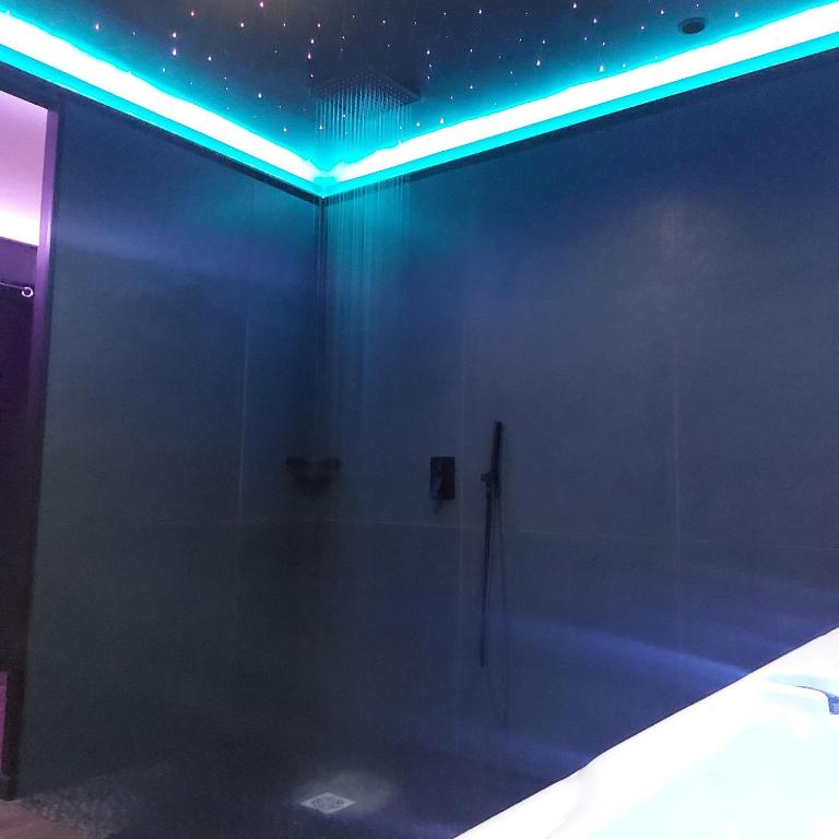 LA NUIT DES SECRETS Love Room 4 étoiles avec Jacuzzi et Sauna - Maison 1 Chambre - 14