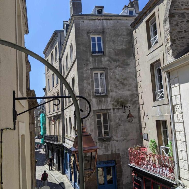 Studio lumineux Intra-muros à 2 pas de la plage. - Apartamento de 1 dormitorio - 2