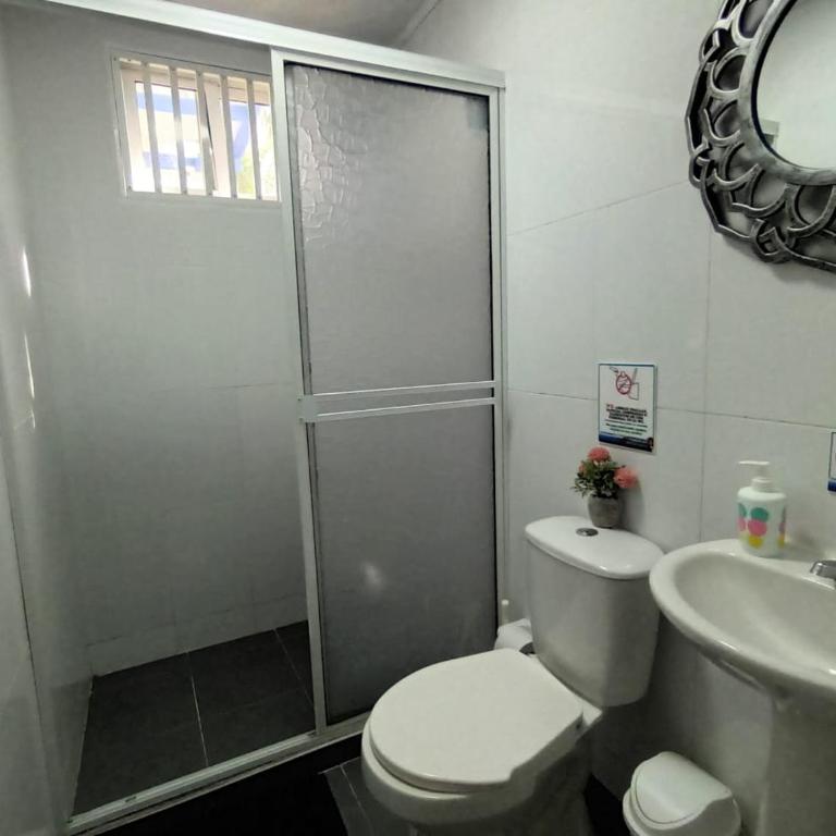 Hospedaje Belleza Isleña - Habitación Cuádruple con baño privado - 6