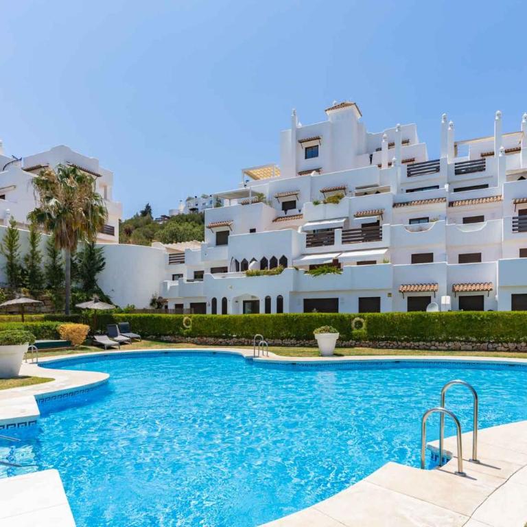Charming Estepona Apartment with Spacious Terrace, Pool and Beach Nearby - Apartamento - 5