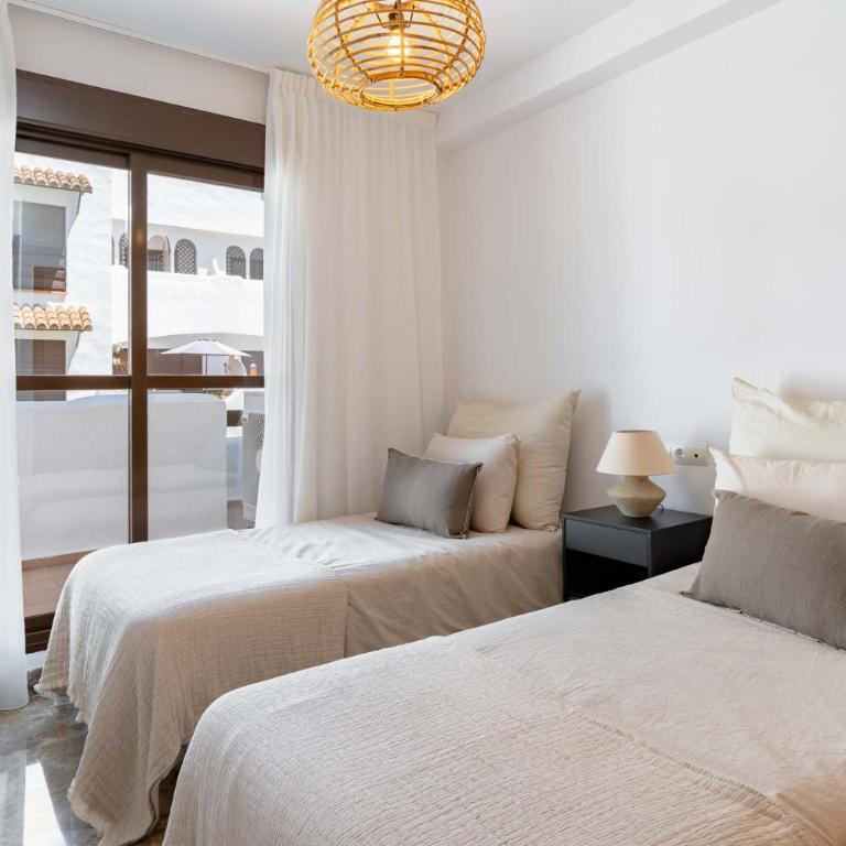 Charming Estepona Apartment with Spacious Terrace, Pool and Beach Nearby - Apartamento - 4
