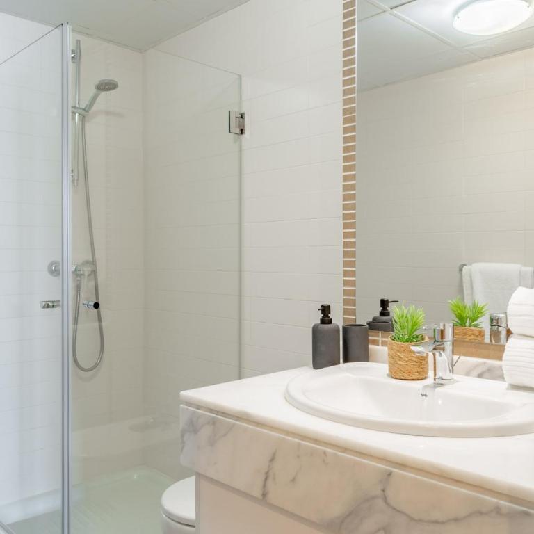 Charming Estepona Apartment with Spacious Terrace, Pool and Beach Nearby - Apartamento - 10