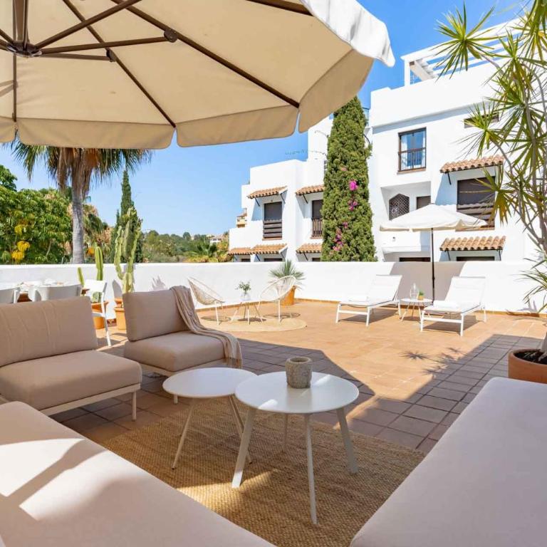 Charming Estepona Apartment with Spacious Terrace, Pool and Beach Nearby - Apartamento - 14
