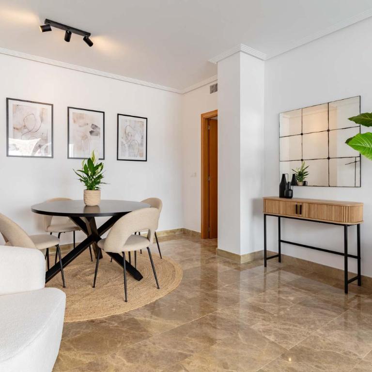 Charming Estepona Apartment with Spacious Terrace, Pool and Beach Nearby - Apartamento - 21