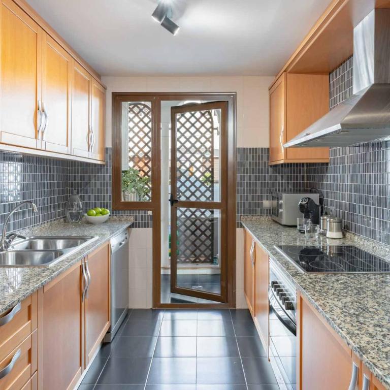 Charming Estepona Apartment with Spacious Terrace, Pool and Beach Nearby - Apartamento - 25
