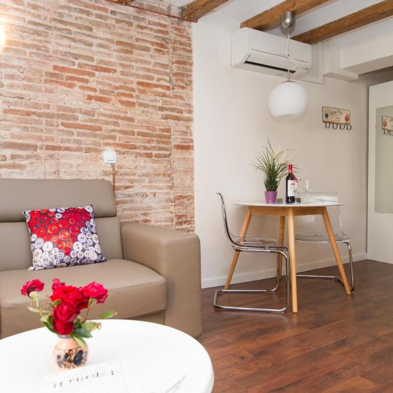 Apartments Barcelona Sagrada - Apartment with Balcony - 34