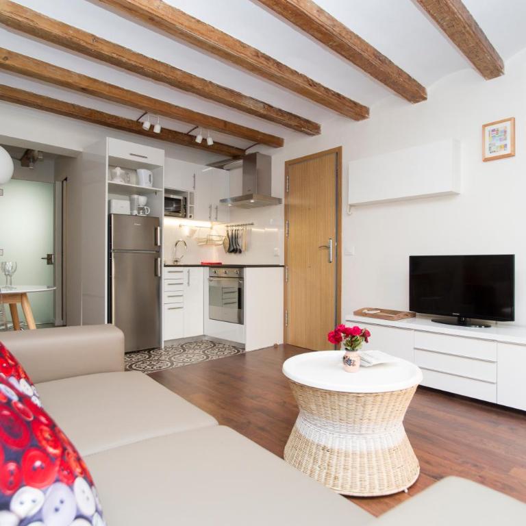 Apartments Barcelona Sagrada - Apartment with Balcony - 18