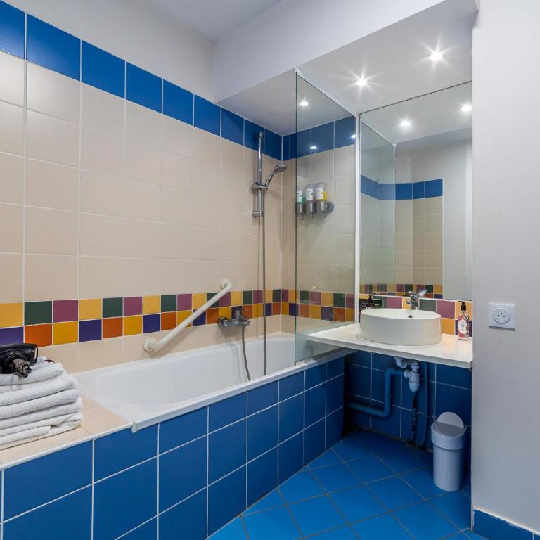 Disneyland Appartements familial avec piscine intérieur chauffé, parking gratuit A 5 minutes des parcs - Apartment - 1