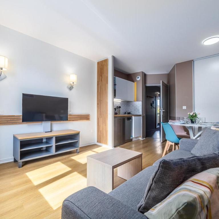 Disneyland Appartements familial avec piscine intérieur chauffé, parking gratuit A 5 minutes des parcs - Apartment - 7