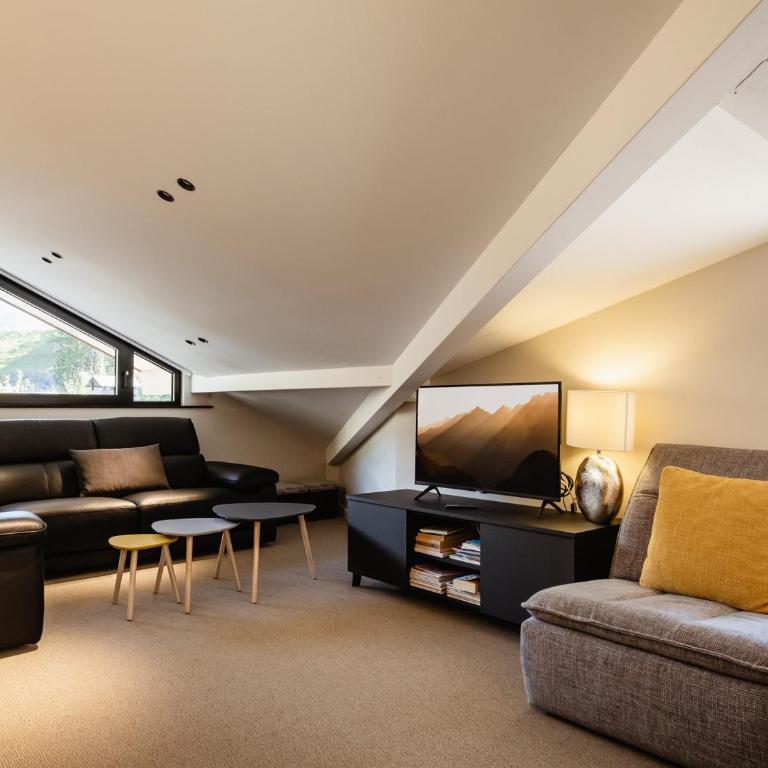 4★, 5 pers, village centre, 125 m pistes, 3 chambres, balcon sud, parking - FR-1-304-296 - Apartment - 4
