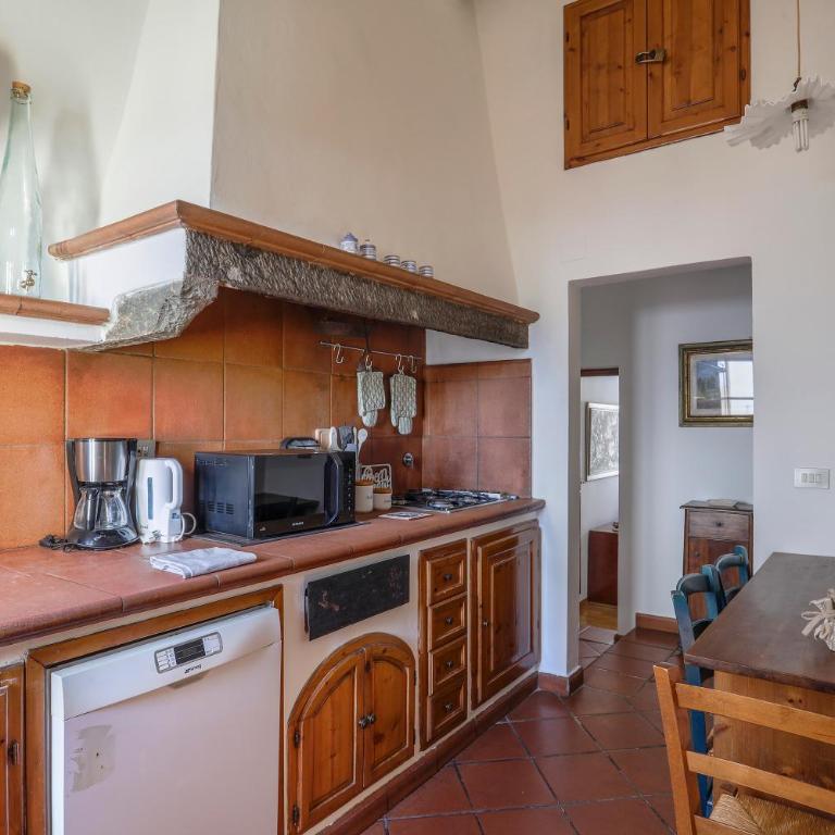 Bright Last-Floor Apartment with Terrace - Appartamento con 2 Camere da Letto - 21