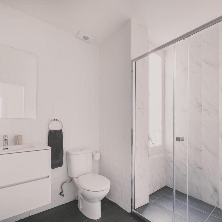 Amplio Piso de 7 habs, 4 baños sobre calle Gran Vía - Apartment - 8