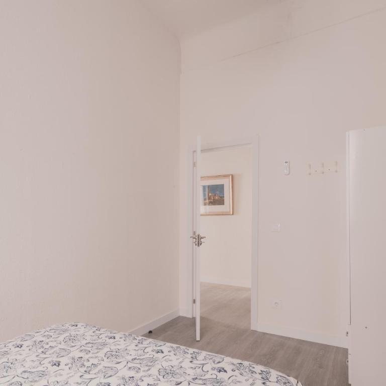 Amplio Piso de 7 habs, 4 baños sobre calle Gran Vía - Apartment - 7
