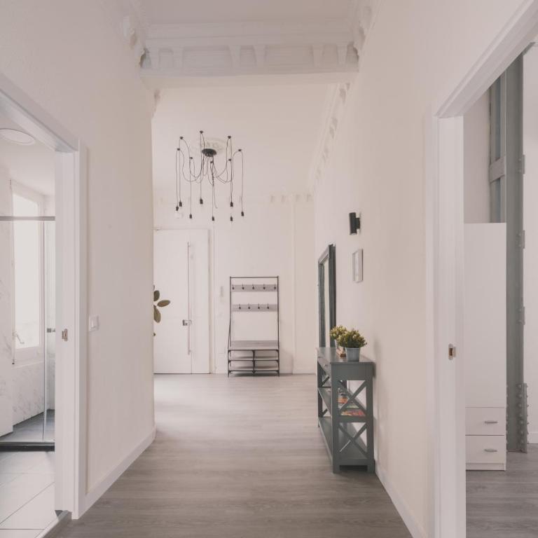 Amplio Piso de 7 habs, 4 baños sobre calle Gran Vía - Apartment - 10