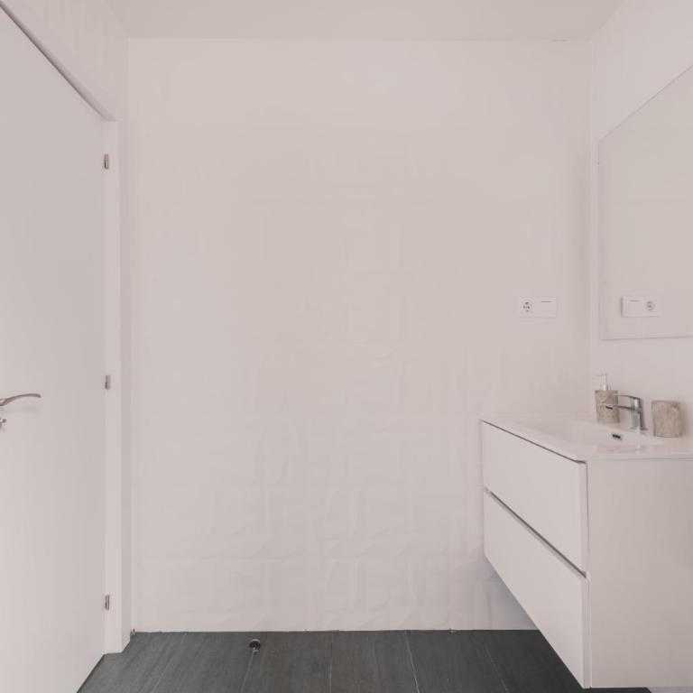Amplio Piso de 7 habs, 4 baños sobre calle Gran Vía - Apartment - 9
