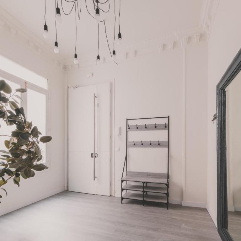 Amplio Piso de 7 habs, 4 baños sobre calle Gran Vía - Apartment - 11