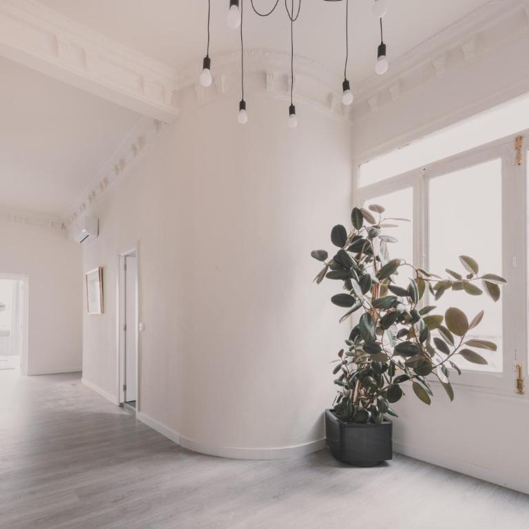 Amplio Piso de 7 habs, 4 baños sobre calle Gran Vía - Apartment - 96