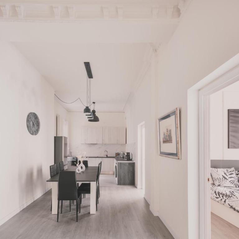Amplio Piso de 7 habs, 4 baños sobre calle Gran Vía - Apartment - 52