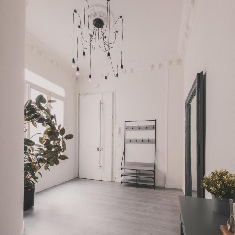 Amplio Piso de 7 habs, 4 baños sobre calle Gran Vía - Apartment - 15