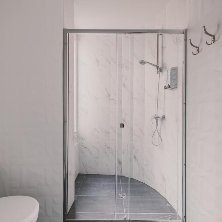 Amplio Piso de 7 habs, 4 baños sobre calle Gran Vía - Apartment - 18