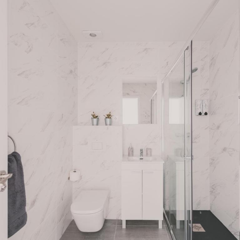 Amplio Piso de 7 habs, 4 baños sobre calle Gran Vía - Apartment - 19