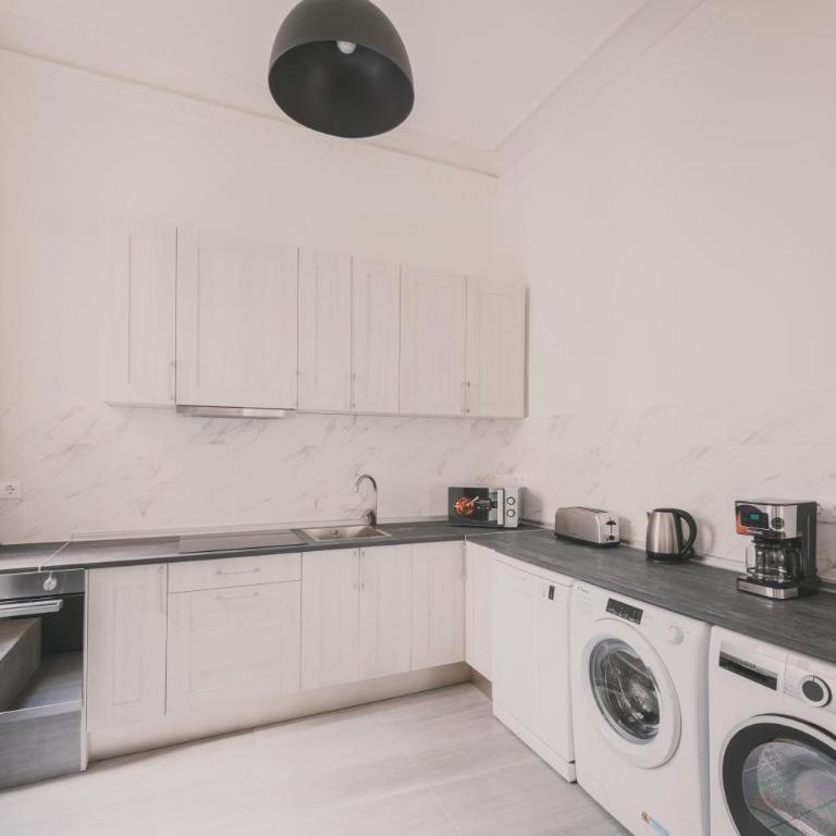 Amplio Piso de 7 habs, 4 baños sobre calle Gran Vía - Apartment - 29
