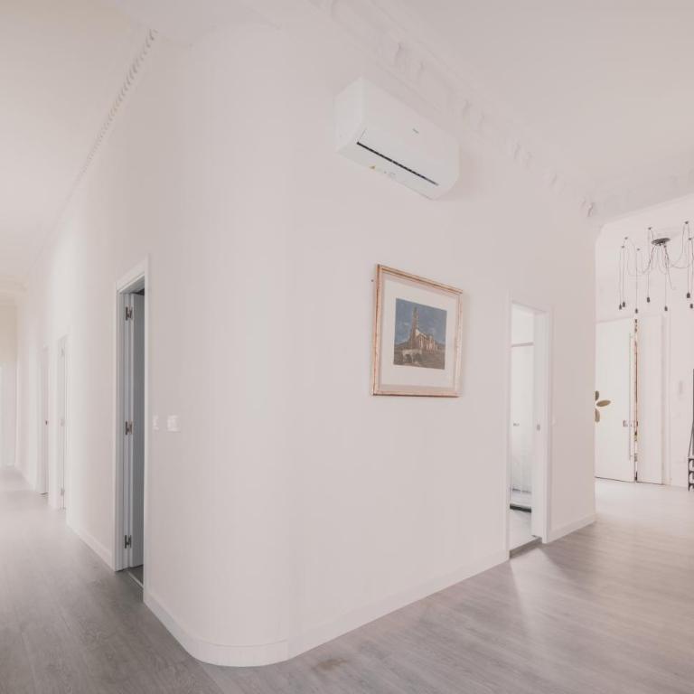 Amplio Piso de 7 habs, 4 baños sobre calle Gran Vía - Apartment - 91