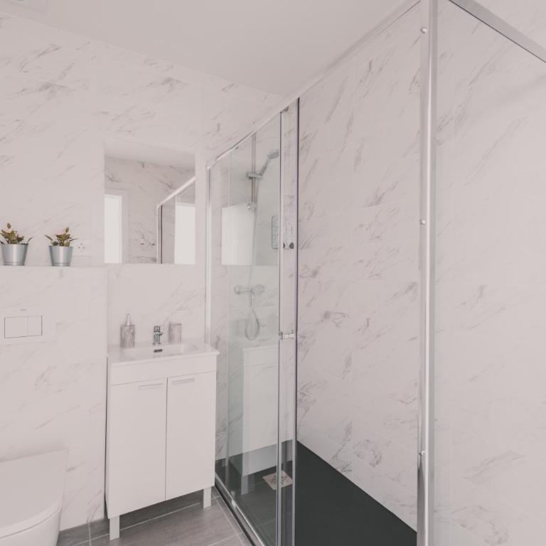 Amplio Piso de 7 habs, 4 baños sobre calle Gran Vía - Apartment - 36