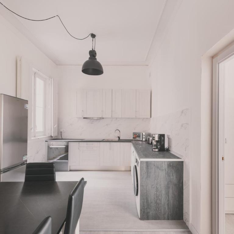 Amplio Piso de 7 habs, 4 baños sobre calle Gran Vía - Apartment - 26