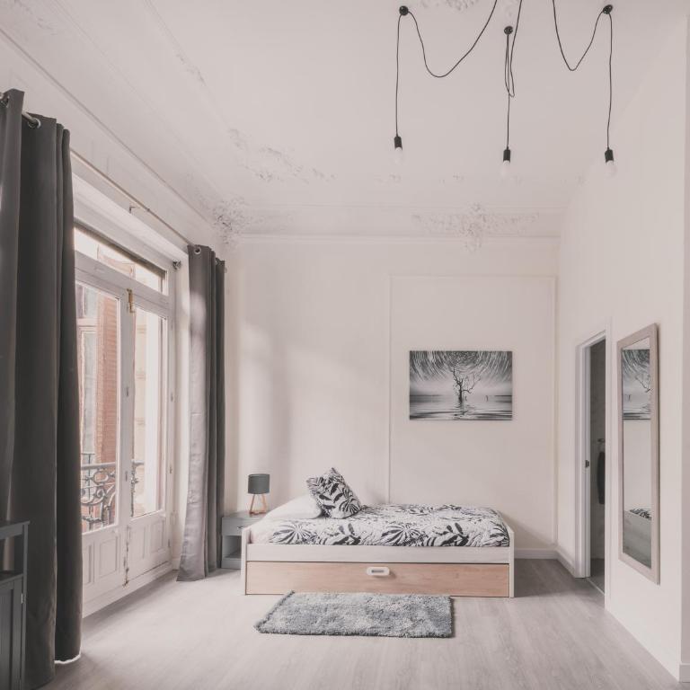Amplio Piso de 7 habs, 4 baños sobre calle Gran Vía - Apartment - 83