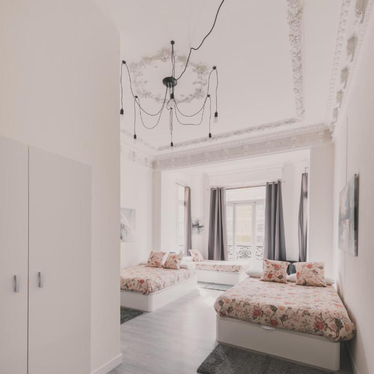 Amplio Piso de 7 habs, 4 baños sobre calle Gran Vía - Apartment - 88